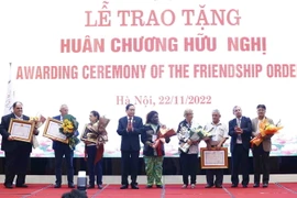 Phó Chủ tịch thường trực Quốc hội Trần Thanh Mẫn trao Huân chương Hữu nghị cho lãnh đạo và các thành viên của Hội đồng Hòa bình Thế giới. (Ảnh: Minh Đức/TTXVN)