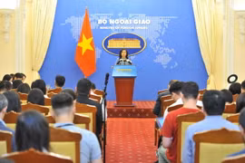 Người phát ngôn Bộ Ngoại giao Lê Thị Thu Hằng trả lời câu hỏi của phóng viên các cơ quan thông tấn, báo chí trong nước và quốc tế. (Ảnh: Minh Đức/TTXVN)