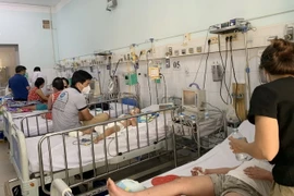 Nhiều bệnh nhi nhập viện do sốt xuất huyết tại Bệnh viện Nhi đồng 2, Thành phố Hồ Chí Minh. (Ảnh: Đinh Hằng/TTXVN)