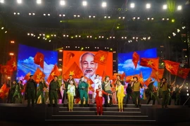 Liên khúc "Đất nước trọn niềm vui" và "Như có Bác Hồ trong ngày vui đại thắng" do các nhóm nhạc đồng thể hiện trong Chương trình nghệ thuật “Tết Độc lập - Bừng sáng khát vọng dân tộc.” (Ảnh: Thu Hương/TTXVN)