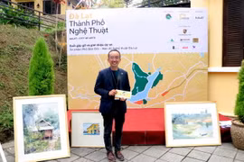 Anh Trần Trung Hiền, thành viên sáng lập viên của nhóm "Phố Bên Đồi" giới thiệu Bản đồ Nghệ thuật Đà Lạt. (Ảnh: Chu Quốc Hùng/TTXVN)