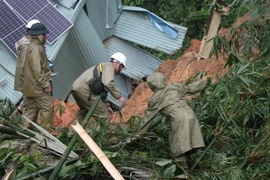 Tìm kiếm nạn nhân mất tích. (Ảnh: Phạm Cường/TTXVN)