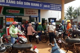 Trạm xăng dầu Sơn Giang 3 ở xã Đắk Ơ, huyện Bù Gia Mập treo bảng "hết xăng." (Ảnh: K GỬIH/TTXVN)