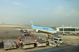 Máy bay của hãng hàng không Korean Air đang đón khách tại sân bay Quốc tế Gimpo. (Ảnh: Anh Nguyên/TTXVN)