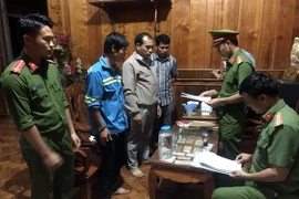 Cơ quan Công an công bố quyết định tố tụng đối với một đối tượng trong vụ án. (Ảnh: TTXVN phát)