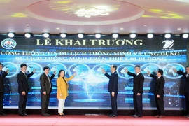 Các đại biểu ấn nút khai trương “Cổng thông tin du lịch thông minh và ứng dụng du lịch thông minh trên thiết bị di động.” (Ảnh: Thái Thuần/TTXVN)