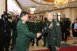 Thượng tướng Hoàng Xuân Chiến tiếp Đại tướng Narongpan Jittkaewtae. (Ảnh: Hồng Pha/TTXVN phát)