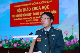 Trung tướng Vũ Văn Kha, Quyền Tư lệnh Quân chủng Phòng không-Không quân phát biểu tại hội thảo. (Ảnh: Trọng Đức/TTXVN)