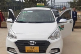 Chiếc xe taxi mà tài xế tử vong bên trong dừng đỗ trong khuôn viên di tích Sở Chỉ huy Chiến dịch Điện Biên Phủ. (Ảnh: TTXVN phát)