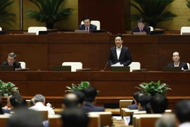 Bộ trưởng Bộ Thông tin và Truyền thông Nguyễn Mạnh Hùng giải trình, làm rõ một số vấn đề đại biểu Quốc hội nêu. (Ảnh: An Đăng/TTXVN)