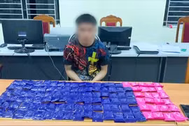 Pheng Khăm Phăn Tụi cùng tang vật tại cơ quan Công an. (Nguồn: Công an)