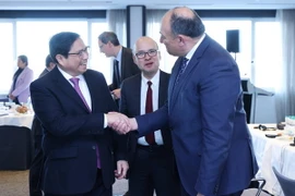 Thủ tướng Phạm Minh Chính trao đổi với Phó Thủ hiến Wallonie Borsus. (Ảnh: Dương Giang/TTXVN)