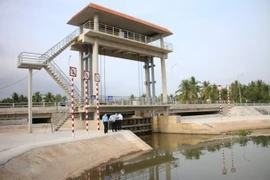 Hệ thống cống giúp chủ động điều tiết nước ngăn mặn, trữ ngọt phục vụ sản xuất. (Ảnh: Công Trí/TTXVN)