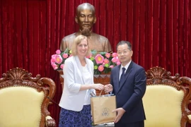 Bà Susan Burns, Tổng Lãnh sự Hoa Kỳ tại Thành phố Hồ Chí Minh tặng quà lưu niệm cho thành phố Đà Nẵng. (Ảnh: Văn Dũng/TTXVN)