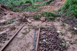 Đường sắt qua đèo Hải Vân bị sạt lở, vùi lấp, không thể lưu thông. (Ảnh: TTXVN phát)