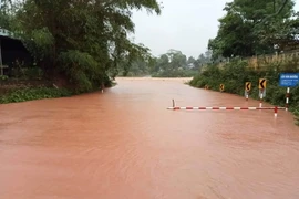 Cầu tràn Đakrông ở huyện Đakrông bị ngập lụt khiến giao thông chia cắt. (Ảnh: TTXVN/phát)