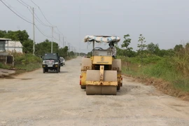 Thi công đường. (Ảnh: Tuấn Kiệt/TTXVN)
