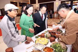 Giới thiệu món ẩm thực Mỳ quảng của Quảng Nam tại buổi họp báo. (Ảnh: Trần Lê Lâm/TTXVN)