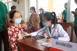Thầy thuốc trẻ tỉnh Bến Tre khám bệnh cho người dân có hoàn cảnh khó khăn trên địa bàn xã An Đức, huyện Ba Tri. (Ảnh: Chương Đài/TTXVN)