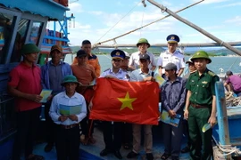 Lực lượng Cảnh sát biển tuyên truyền Luật Cảnh sát biển Việt Nam, Luật Thủy sản, tuyên truyền về IUU....cho ngư dân. (Ảnh minh họa: Đức Thọ/TTXVN)