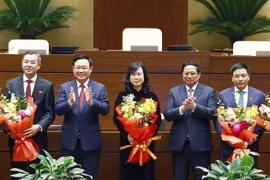 Thủ tướng Phạm Minh Chính, Chủ tịch Quốc hội Vương Đình Huệ chúc mừng Tổng Kiểm toán nhà nước Ngô Văn Tuấn, Bộ trưởng Bộ Y tế Đào Hồng Lan và Bộ trưởng Bộ Giao thông Vận tải Nguyễn Văn Thắng. (Ảnh: Doãn Tấn/TTXVN)