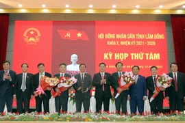 Ông Võ Ngọc Hiệp (người thứ 3 bên trái) được bầu làm Phó chủ tịch UBND tỉnh Lâm Đồng. (Ảnh: Chu Quốc Hùng/TTXVN)