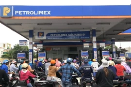 Người dân xếp hàng mua xăng sáng 10/10/2022 tại một cửa hàng khu vực trung tâm thành phố Biên Hòa. (Ảnh: TTXVN)