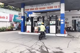 Khách hàng đến cửa hàng xăng, dầu trên địa bàn Thành phố Hồ Chí Minh thấy biển "hết xăng" và được nhân viên hướng dẫn đến cửa hàng xăng gần nhất trên cùng địa bàn. (Ảnh: Mỹ Phương/TTXVN)