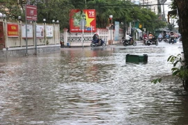 Triều cường dâng cao gây ngập nhiều tuyến đường nội ô thành phố Vĩnh Long. (Ảnh: Lê Thúy Hằng/TTXVN)