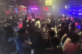 Lực lượng công an kiểm tra quán bar Kosho. (Ảnh: TTXVN phát)