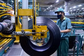 Công đoạn kiểm tra sản phẩm trước khi xuất xưởng tại Công ty Cổ phần Cao su Đà Nẵng. (Ảnh: Quốc Dũng/TTXVN)