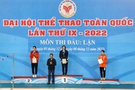Trao giải nội dung Lặn vòi hơi chân vịt 100m nữ, huy chương Vàng thuộc về Cao Thị Duyên (Thanh Hóa), đồng thời phá kỷ lục quốc gia ở môn này. (Ảnh: Tuấn Đức/TTXVN)