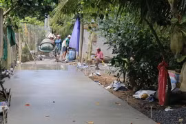 Đầu tư phát triển giao thông nông thôn theo phương châm “nhà nước và nhân dân cùng làm” ở xã Mỹ Thành Nam, huyện Cai Lậy, tỉnhTiền Giang. (Ảnh: Minh Trí/TTXVN)