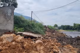 Khu vực xảy ra sự cố làm bờ bao của hồ chứa chất thải lỏng sinh hoạt và một phần tường rào bị vỡ. (Ảnh: TTXVN phát)