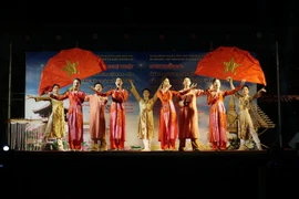 Văn nghệ chào mừng thành công Năm Đoàn kết Hữu nghị Việt Nam-Lào 2022. (Ảnh: Đỗ Bá Thành/TTXVN) 