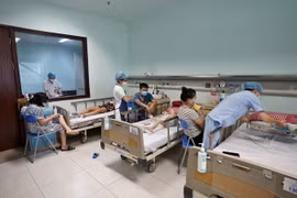 Bệnh nhi mắc virus Adeno điều trị tại Bệnh viện Nhi Trung ương. (Ảnh: TTXVN)