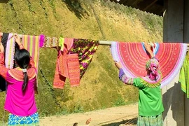 Người Mông Hoa, thôn Khuổi Khít, xã Kiến Thiết, huyện Yên Sơn, tỉnh Tuyên Quang, phơi váy áo truyền thống. (Ảnh: Vũ Quang/TTXVN)