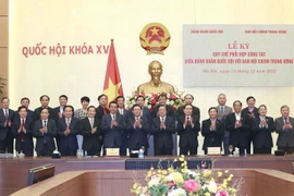 Chủ tịch Quốc hội Vương Đình Huệ và Trưởng Ban Nội chính Trung ương Phan Đình Trạc cùng các đại biểu. (Ảnh: Doãn Tấn/TTXVN)