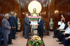 Chủ tịch UBND thành phố Cần Thơ Trần Việt Trường tặng quà lưu niệm cho Tổng Thư ký Quốc hội và Hội đồng Nhà nước Cuba Homero Acosta Álvarez. (Ảnh: Thanh Liêm/TTXVN)