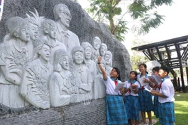 Học sinh đến tham quan và tìm hiểu tại Khu lưu niệm Thủ tướng Võ Văn Kiệt. (Ảnh: Lê Thúy Hằng/TTXVN)