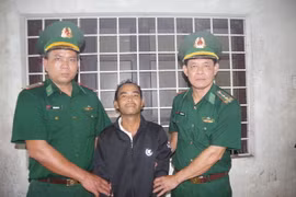 Đối tượng Hồ Văn Nho bị bắt giữ khi đang lẩn trốn tại huyện Sa Muồi, tỉnh Salavan của Lào. (Ảnh: TTXVN phát)