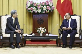 Chủ tịch nước Nguyễn Xuân Phúc tiếp Bộ trưởng Bộ Quản lý Tòa án quốc gia, Tòa án tối cao Hàn Quốc Kim Sang-hwan. (Ảnh: Thống Nhất/TTXVN)