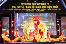 Tiết mục múa lân sư rồng của Nhà hát tuồng Việt Nam tại buổi khai mạc chương trình. (Ảnh: Hoàng Nguyên/TTXVN)