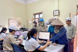 Sau khi gửi rác, nếu không nhận tiền ngay thì khách hàng có thể tích điểm và tiền vào tài khoản của mình. Khi tài khoản đạt đến 300 điểm tích lũy mà chủ tài khoản chưa rút tiền sẽ được Công ty cộng trả lãi suất 1%/năm. (Ảnh: Thanh Vân/TTXVN)