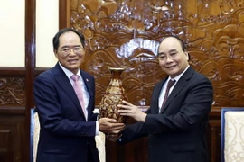 Chủ tịch nước Nguyễn Xuân Phúc trao tặng phẩm cho Đại sứ Hàn Quốc Park Noh Wan. (Ảnh: Thống Nhất/TTXVN)