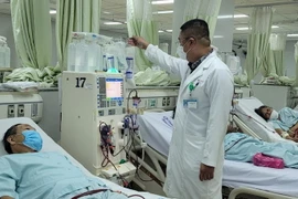 Chăm sóc bệnh nhân tại Khoa Lọc máu, Bệnh viện Bà Rịa. (Ảnh: Hoàng Nhị/TTXVN)