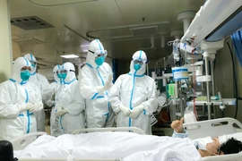 Nhân viên y tế chuyển bệnh nhân nhiễm virus nCoV tại bệnh viện ở thành phố Vũ Hán, tỉnh Hồ Bắc, Trung Quốc ngày 30/1/2020. (Ảnh: THX/TTXVN)
