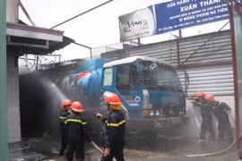 TP.HCM: Cháy lớn ngay cạnh xe bồn chở xăng máy bay