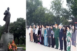 Đoàn đại biểu Hà Nội đặt vòng hoa. (Ảnh: Trọng Đức/TTXVN)