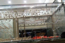 Dùng súng khống chế, cướp tiệm vàng táo tợn ở Bình Dương